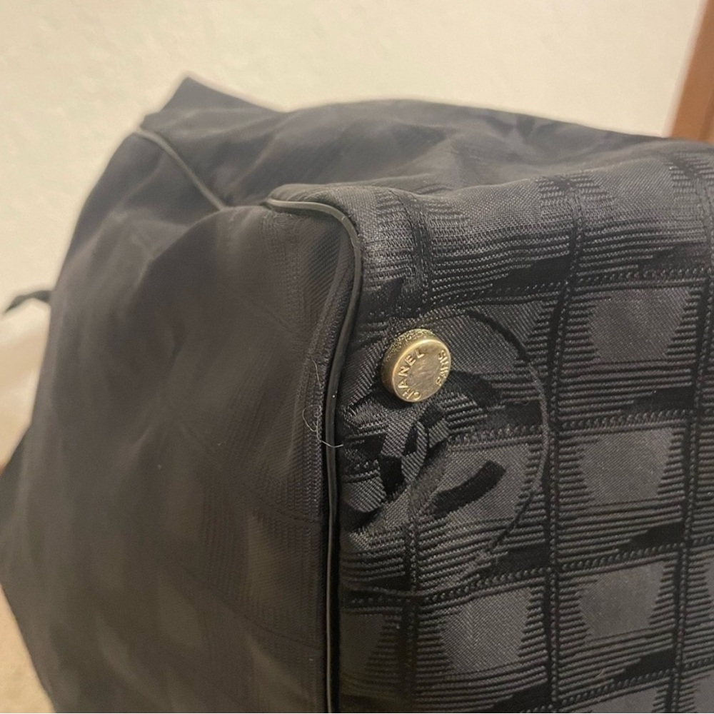 CHANEL Black Quilted Tote Bag with Leather Handles - Picture 4 of 15